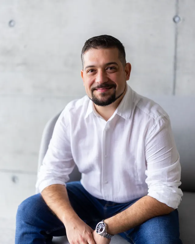 Giuseppe Crescimanno zittend op een sofa