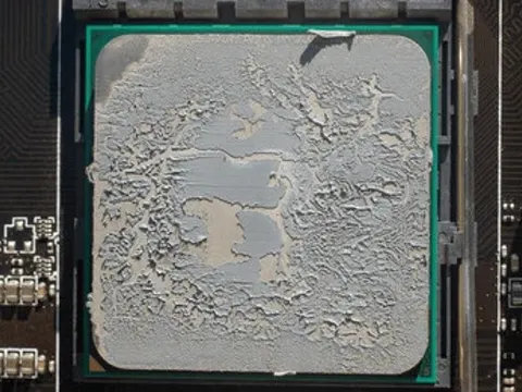Tør kølepasta på en processor